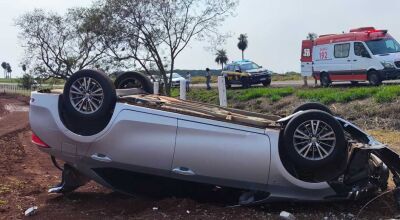 Mulher se distrai no volante e capota veículo na BR-262 s