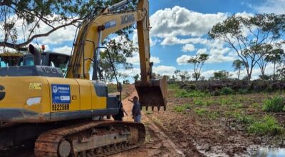 Prefeito acompanha trabalho de manutenção na Estrada Velha e patrolamento em estradas