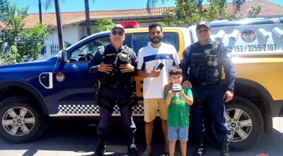 Guarda Municipal realiza sonho de menino de 7 anos ao presentear com viatura de brinquedo  