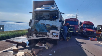 Motorista morre em acidente entre caminhões em MS