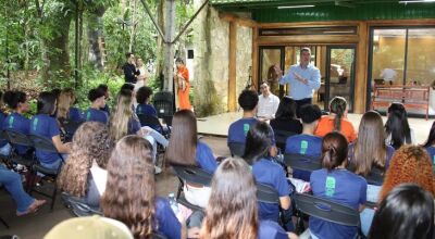 Para encerrar projeto sobre educação política, governador recebe alunos de escola estadual 