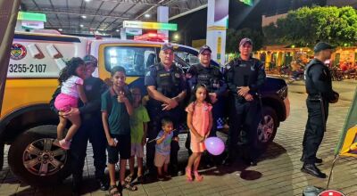 Crianças pedem para tirar foto com equipe da Guarda Municipal de Bonito