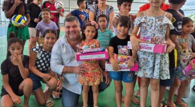 Prefeito entrega presentes de natal no Distrito Águas do Miranda