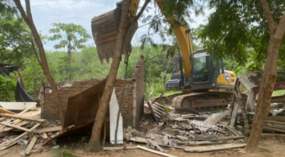 Após entrega de novas moradias, famílias da região do Aterro são removidas e barracos demolidos