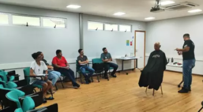 Workshop sobre técnicas de barbearia e designer de sobrancelhas capacita 12 pessoas em Bonito