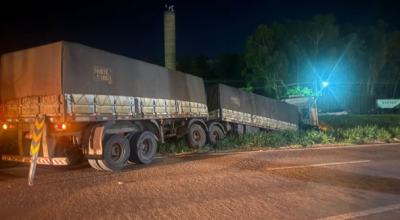 Caminhoneiro fica gravemente ferido após caminhão cair em valeta na BR-163