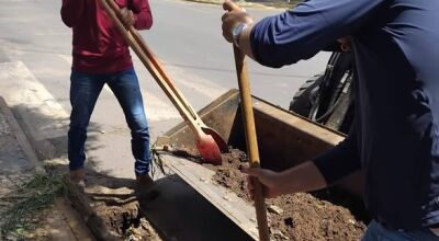 Secretaria de Obras de Bonito realiza limpeza de bocas de lobo pelas vias da cidade