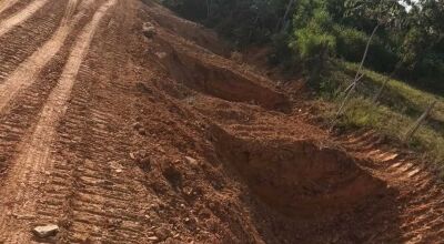 Serviço de inversão de nível e abertura de caixas de retenção é realizado na Estrada Boiadeira