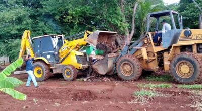 Equipe realiza roçada, remoção de entulhos e galhadas no Santa Lúcia 