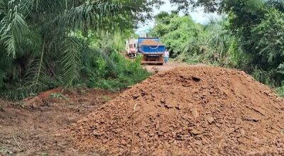 Instalação de tubulação na estrada que liga as fazendas Vega e Rodeio Velho é concluída