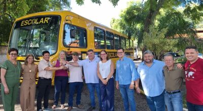 Entrega de ônibus escolar marca início dos investimentos em 'Ano da Educação' em Bonito