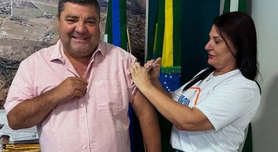 Prefeito de Bonito toma vacina contra a Influenza e incentiva população a se imunizar