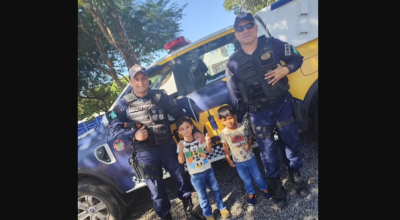Crianças pedem para tirar fotos com agentes da Guarda Civil em Bonito