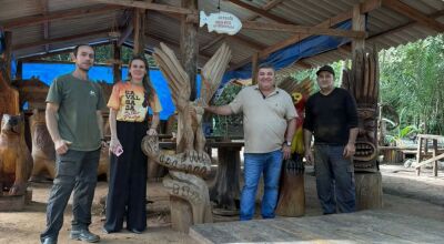 Prefeito visita ateliê de artesanato em madeira e destaca talento de artesãos locais