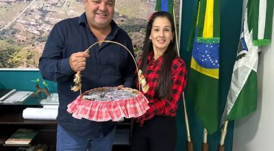 Prefeito ganha presente da coordenadora do CRAS