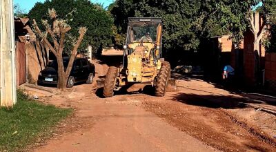 Servi&ccedil;o de patrolamento e cascalhamento &eacute; realizado nas  ruas da Vila Mimito