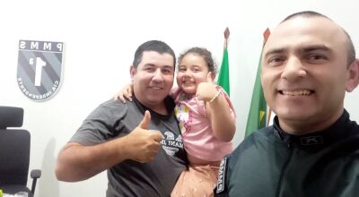 Pequena Sulamita conhece o quartel da Polícia Militar em Bonito