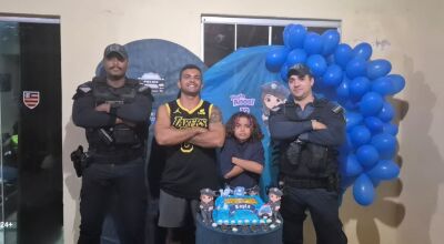 Filha de policial celebra aniversário com tema da Polícia Militar