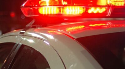 Motorista de 26 anos é preso após ser flagrado dormindo ao volante com carro ligado em avenida