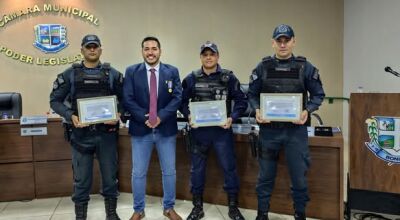 Guarda municipal e policiais militares recebem moção na câmara municipal de vereadores