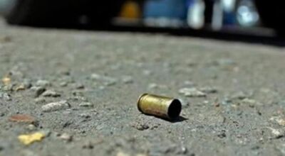 Garupa de moto &eacute; baleado 'do nada' ao passar por rua escura em MS