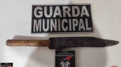 Armado com uma faca homem ameaça munícipes e acaba detido pela GMB