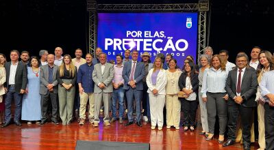 Prefeita Girleide Rovari participa do encerramento do Agosto Lil&aacute;s em Campo Grande