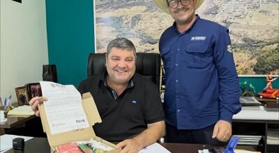 Josmail ganha presente da prefeita Macelly Veras, da cidade de Mau&eacute;s