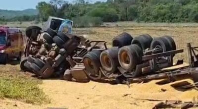 Rotat&oacute;ria mal projetada causa acidente com carreta em Bonito