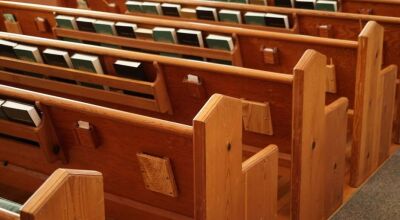 Jovem corre para igreja ap&oacute;s ser esfaqueada 