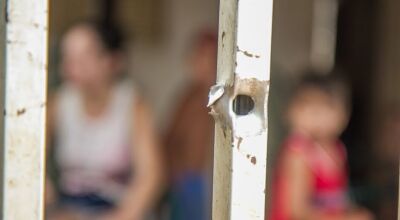 Mulher &eacute; atingida por bala perdida dentro de carro com beb&ecirc; rec&eacute;m-nascido em MS