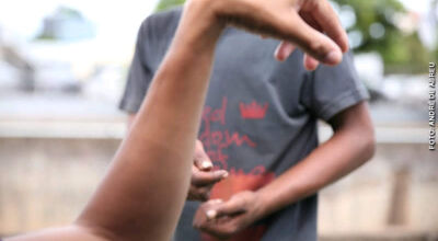 Morador de rua &eacute; acusado de mexer com mulher e acaba espancado em MS