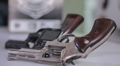 'Valent&atilde;o' bate na esposa, foge de casa e vai preso com arma em MS