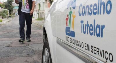 Mulher sai para beber, deixa crian&ccedil;as sozinhas e vai presa 