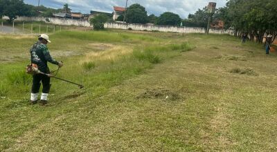 Equipe da Secretaria de esporte realiza reparos no Est&aacute;dio Municipal