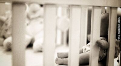Mulher &eacute; presa suspeita de maus-tratos contra crian&ccedil;a de 2 anos