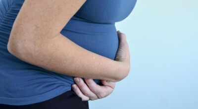 Gestante recusa proposta de aborto e leva tapa na cara de marido 