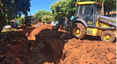 Obra  de drenagem &eacute; realizada na Rua 2 de Outubro, na Vila Don&aacute;ria