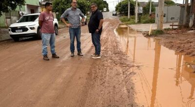 Prefeito conversa com engenheiro respons&aacute;vel por obras em rua de Bonito 