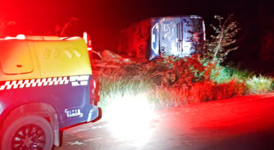 &Ocirc;nibus de turismo tomba e passageiro morre 