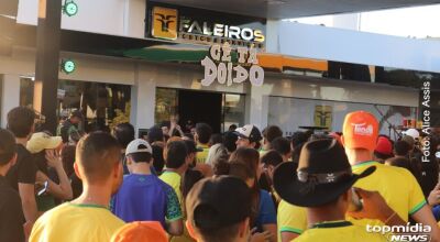 Homem briga durante show e quebra janela de viatura da PM 