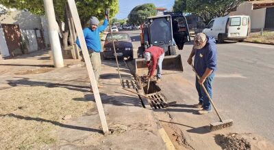 Equipe realiza limpeza de bueiros em Bonito