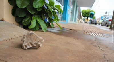Mulher &eacute; atacada com pedrada no olho enquanto voltava para casa 