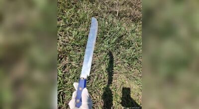 Homem vestido apenas com toalha tenta golpear pedestres com fac&atilde;o