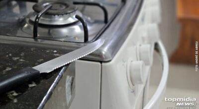 Jovem &eacute; esfaqueado por companheiro de quarto b&ecirc;bado 