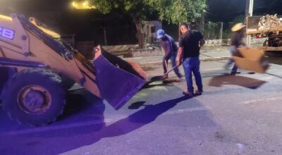 Ap&oacute;s  celebra&ccedil;&otilde;es de Corpus Christi, Secretaria de Obras realiza a limpeza das ruas 