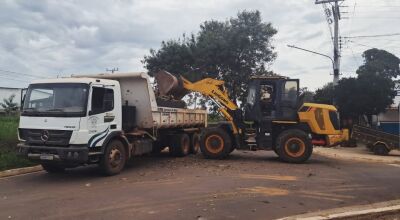 Equipe da Secretaria de Obras realiza limpeza na Vila Machado e na Vila Maruca