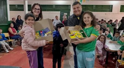 Prefeito Josmail Rodrigues entrega kits escolares para mais de 3 mil alunos da Rede Municipal   