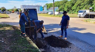 Equipe realiza limpeza das bocas de lobo na Rua das Flores