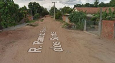 Idoso surta e ataca mulher desconhecida na rua com faca de serra 